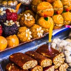 Sweet specialties from Kutaisi’s bazaar, with dried fruits, honey and vibrant colors. An authentic corner to discover traditional Georgian flavors.