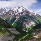 View of Mount Dalakhora and the Mestiachala river valley, with green slopes and rocky walls. A wide and natural landscape in the heart of Svaneti.