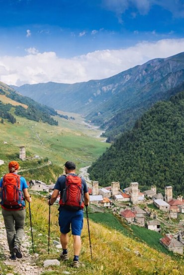 A gentle descent on foot toward Iprali through meadows and mountain trails. Svan towers rise among the houses, while the valley slowly opens between forests and silence