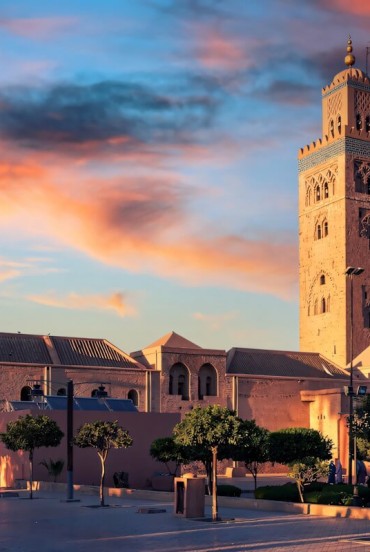 At sunset, the Koutoubia Mosque offers one of Marrakech’s most iconic views, among warm lights and timeless charm.
