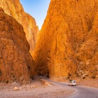 The Dadès Gorges impress with their high, narrow rock walls, carved by the river in the heart of southern Morocco, among spectacular canyons and panoramic roads.