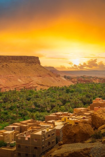 Spectacular sunset over the Dadès Valley, where palm groves, Berber villages and rocky canyons glow golden beneath the Moroccan sky.