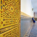 The mausoleum stands out for its elegant Islamic architecture, featuring zellige mosaics, carved wooden ceilings, inner courtyards, fountains and details that reflect Moroccan spirituality and refinement.