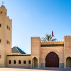 At the Mausoleum of Moulay Ali Cherif in Rissani, homage is paid to the founder of the Alaouite dynasty, surrounded by traditional architecture, spirituality and Moroccan history.