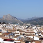 Antequera stretches beneath the legendary Peña de los Enamorados, surrounded by whitewashed houses and timeless landscapes where history, nature and tradition meet.