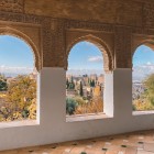 From the windows of the Alhambra, sweeping views embrace the rooftops of the Albaicín and Granada. A panorama where art, history and Andalusian charm come together.