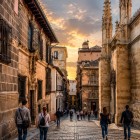 Walking through Granada's historic center means stepping into centuries of history, elegant palaces, Renaissance landmarks and the authentic atmosphere of Andalusia.