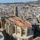 Malaga Cathedral rises above the historic center with its magnificent Renaissance architecture. A symbol of the city, where history, art and the Mediterranean come together.