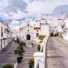 The small square of Mijas, surrounded by whitewashed houses and stone streets, is home to a charming chapel that reflects the authentic character of Andalusia's villages.