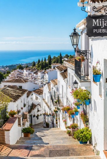 Mijas overlooks the Costa del Sol with its whitewashed houses, flower-filled balconies and scenic streets, preserving the authentic charm of one of Andalusia's most iconic villages.