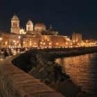 The lights of Paseo del Vendaval lead the eye to the Cathedral of Santa Cruz on the Sea, giving Cadiz a romantic atmosphere overlooking the Atlantic Ocean.