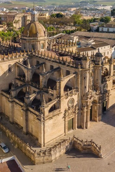 Jerez Cathedral dominates the historic centre with its elegant architecture, symbolising a city where art, Sherry wine and authentic Andalusian traditions come together.