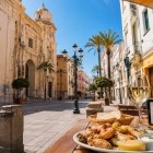 Traditional Cadiz fried fish is served just steps from the Cathedral of Santa Cruz on the Sea, blending authentic Atlantic flavours with the charm of the historic centre.