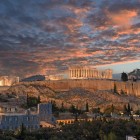 At sunset, the Acropolis overlooks Athens as the illuminated Parthenon shines atop the sacred hill. A timeless panorama where history, culture and beauty come together.