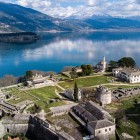 The citadel of Ioannina overlooks Lake Pamvotida with its walls, the Fethiye Mosque and the historic Vilayet buildings, where history, architecture and nature come together.