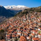 Nestled in the heart of Pindus National Park, Metsovo enchants with its stone houses, red roofs and majestic mountains. A place where nature, tradition and history come together.
