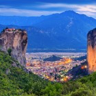 The Holy Trinity Monastery crowns the spectacular cliffs of Meteora above Kalambaka. A UNESCO masterpiece where breathtaking landscapes and spirituality blend in perfect harmony.
