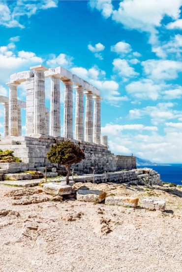 The Temple of Poseidon crowns the cliffs of Cape Sounion with elegant columns overlooking the Aegean Sea. A timeless Greek landmark where history, myth and breathtaking views come together.