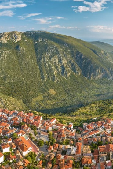 Delphi rests on the slopes of Mount Parnassus overlooking the Phocis valley. An authentic village and the perfect gateway to one of the most important sanctuaries of ancient Greece.
