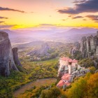 At sunset, the towering rocks of Meteora glow in golden light as the ancient monasteries overlook the valley. A unique landscape where nature, spirituality and silence become one.