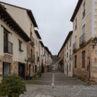 The historic streets of Covarrubias reveal the authentic soul of Castile, lined with ancient stone houses, medieval buildings and a timeless atmosphere that makes every stroll unforgettable.
