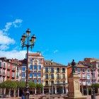 In the heart of Burgos, Plaza Mayor is the city's main gathering place. Its colourful façades and lively atmosphere reveal the authentic character of Castile.