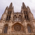 The façade of Burgos Cathedral, a UNESCO World Heritage Site, impresses with its soaring spires and exquisite Gothic details. A symbol of the city and an essential stop on the Camino de Santiago.