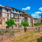 Walking through the medieval streets of Covarrubias means immersing yourself in the most authentic side of Castile, surrounded by timber-framed houses, historic squares and a timeless atmosphere.