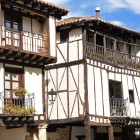 The distinctive timber-framed houses of Covarrubias reflect the authentic character of Castile. A charming village where history, traditions and architecture enrich every step of the journey.