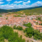 The journey leads through authentic villages like Covarrubias, where traditional houses, quiet streets and Castilian landscapes reveal the true spirit of the Camino de Santiago.