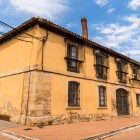 A historic building in Frómista reflects the charm of rural Castile, with traditional architecture, stone walls and centuries of history along the Camino de Santiago.