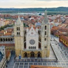 León Cathedral overlooks Plaza de Regla with its magnificent Gothic façade. A UNESCO World Heritage Site, it is famous for its over 1,800 m² of stunning medieval stained glas