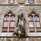 The statue of Saint George on the façade of Casa Botines in León depicts the saint defeating the dragon, one of the most iconic details of Gaudí's masterpiece.