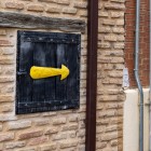 The yellow arrow of the Camino de Santiago guides pilgrims through the streets of Sahagún, turning a simple urban detail into a symbol of travel, discovery and shared journeys.