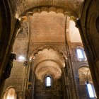 The interior of the Royal Basilica of San Isidoro in León captivates with massive Romanesque arches, carved columns and a timeless atmosphere rich in history and spirituality.