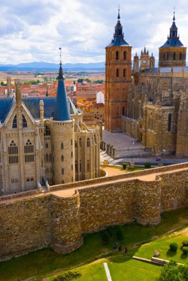 Panoramic view of Astorga Cathedral and the Episcopal Palace designed by Antoni Gaudí, two remarkable landmarks overlooking the historic centre of Castile and León.