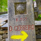 The milestone marks the arrival in O Cebreiro, the first village in Galicia on the Camino de Santiago, a symbolic destination surrounded by mountains and ancient traditions.
