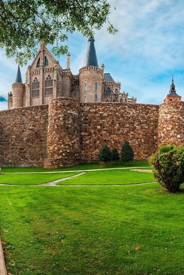 The ancient walls of Astorga frame Antoni Gaudí's Episcopal Palace and the Cathedral, creating one of the most picturesque views in Castile and León.