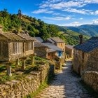 Along the route from Melide to the Church of Santiago de Boente, traditional stone houses and ancient hórreos reflect the authentic rural heritage of Galicia.