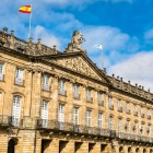The Neoclassical façade of Raxoi Palace stands out for its perfect symmetry, sculpted pediment and long colonnade, blending elegance with monumental design.