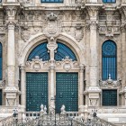 The main portal of Santiago de Compostela Cathedral captivates with its rich Baroque decoration. For centuries, it has welcomed pilgrims from across Europe at the end of the Camino.