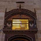 The enclosure with the rooster and the hen commemorates the famous Miracle of the Pilgrim. To this day, it remains one of the most evocative symbols of the Cathedral of Santiago and the Pilgrim's Mass.