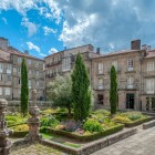 Immaculate Square, in the heart of Santiago de Compostela, offers a peaceful retreat with landscaped gardens, elegant stone buildings and the city's authentic atmosphere.