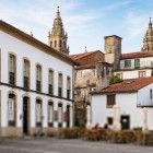 Praza de Fonseca invites visitors to slow down among elegant historic buildings, outdoor cafés and views of Santiago Cathedral, in the heart of the old town.