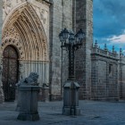 The elegant Gothic portal of the Cathedral of the Saviour of Ávila welcomes visitors to one of the city's iconic landmarks, where art, faith and history meet in the heart of the UNESCO site.