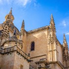 With its soaring spires and finely carved details, Segovia Cathedral embodies the elegance of Flamboyant Gothic, dominating the historic centre with its unmistakable silhouette.