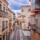 The ancient streets of Salamanca's historic centre preserve the charm of the medieval city. Stone buildings, wrought-iron balconies and elegant views reflect centuries of urban history.