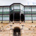 The iron-and-glass façade of Casa Lis is one of Salamanca's finest Art Nouveau landmarks. Elegant stained-glass windows and its metal structure give this refined 19th-century building a light, distinctive character.