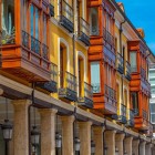 The arcades of Calle Mayor in Palencia invite visitors to stroll beneath elegant columns and historic glazed galleries. A refined example of the urban architecture that defines the city's historic centre.