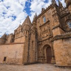 The Cathedral of the Assumption of Our Lady in Plasencia reveals the elegance of Spanish Gothic architecture. Massive buttresses, soaring arches and finely carved details enhance its monumental character.